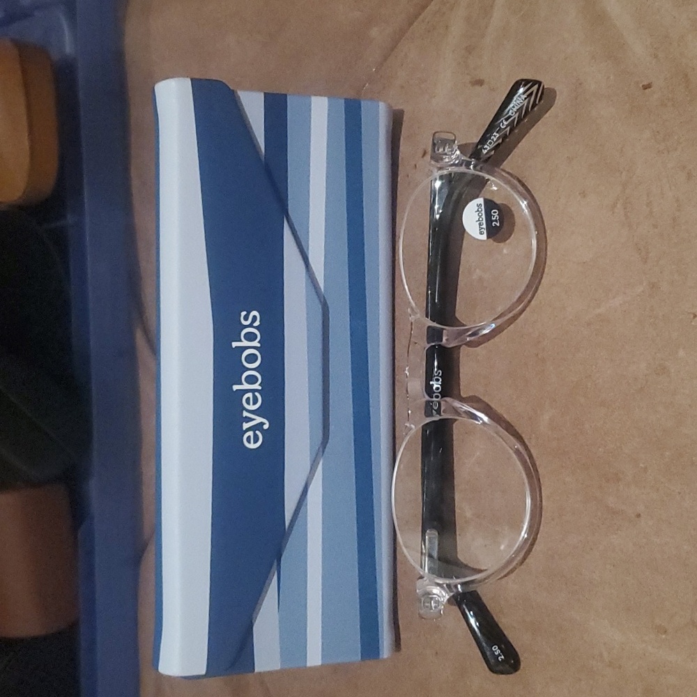 New Vice Chair Eyebobs Reading Glasses 2.50 with Case & Cloth
